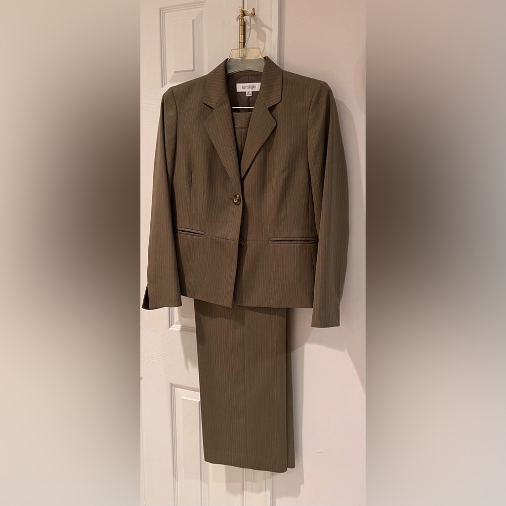 Suit Studio Women’s Suit 8P Color Green. New without tags
